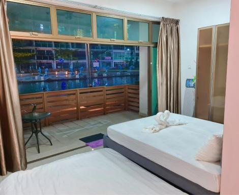 Comfy Studio 4 pax swimming pool in front of the patio Palazio Mount Austin by GDRAGON HomeStay - Housity