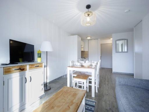 Appartement Neuf pour 6, Parking Gratuit, Skis et Accès Pistes en 5min - FR-1-695-4 - Housity