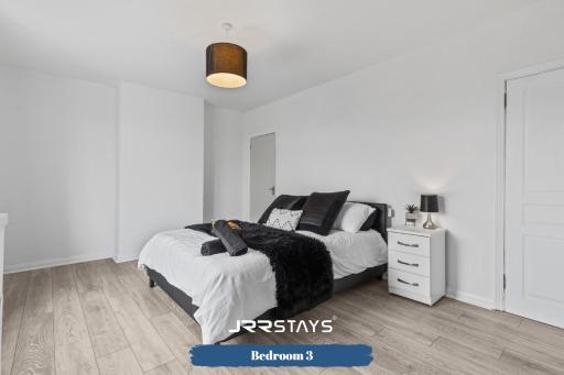 Nuneaton - Ideal 3 Bedroom, Wi-fi Parking, Sleeps 6 - JRR Stays - Housity