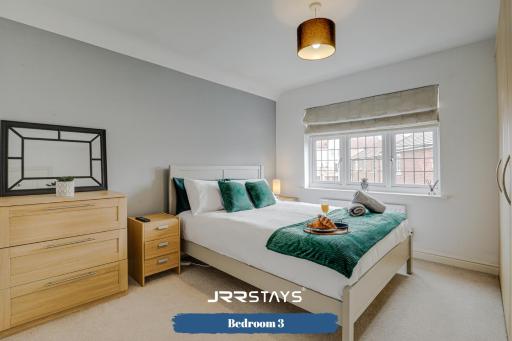 Chorley - Large 3 Bedroom Sleeps 6, Wi-Fi, Garden - JRR Stays - Housity