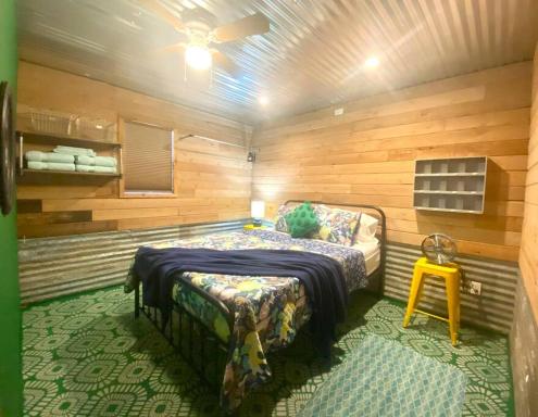 Clover Casita - Your Perfect Getaway in Lockhart - Housity