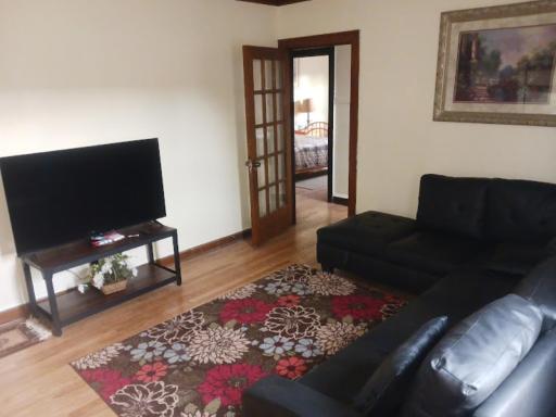 South Chicago Community Immersion in 2 Bedroom Apartment - Housity