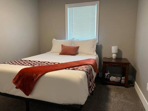 Quaint new renovation perfect for your large group - Housity