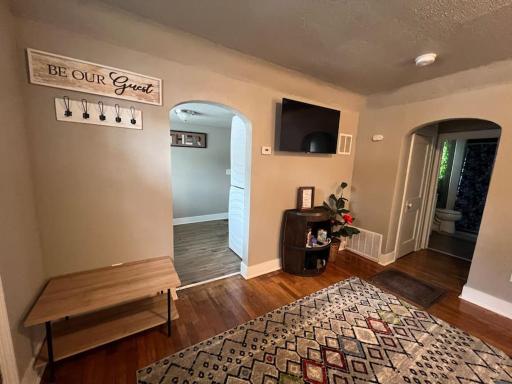 Roomy single bedroom with a huge back yard - Housity