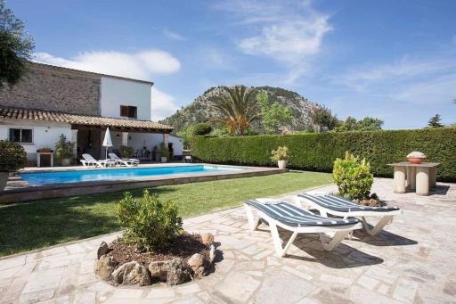 Traditional Majorcan villa by Renthousing - Housity