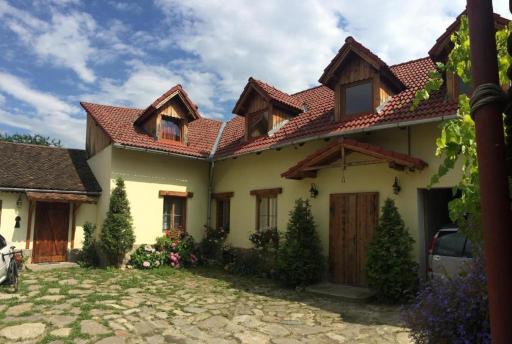 Casa Bunicilor - Housity