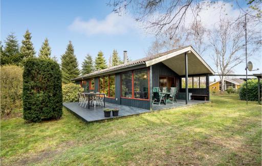 Awesome Home In Væggerløse With Kitchen - Housity