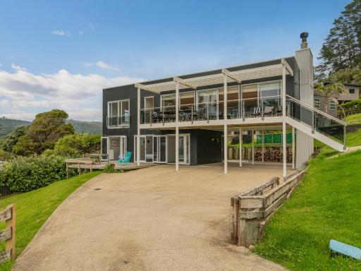 Black House Lookout - Kuaotunu Holiday Home - Housity
