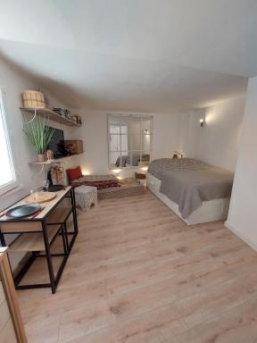 Hyères studio refait à neuf dans la cité médiévale - Housity