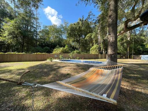 Heated Pool, Screened Patio, Big fenced-in yard - Housity