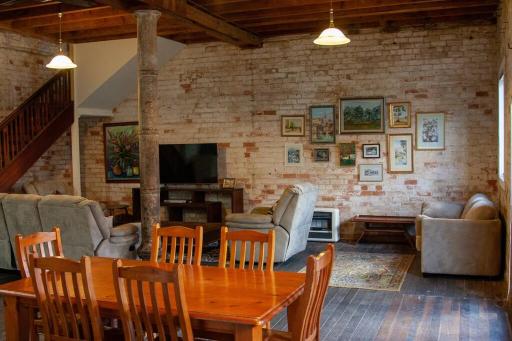 1885 Warehouse Apartment - Housity