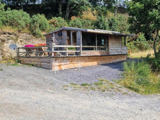 Luxury welsh wooden cabin, home of the red kites - Housity