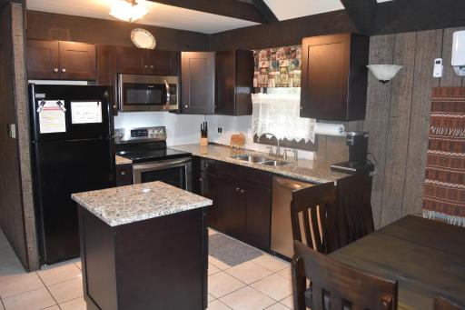 4 Bdr Lake Harmony mountaintop chalet with covered deck - Housity