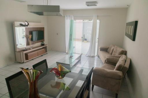 Casa com piscina e churrasqueira - Housity