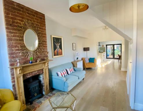 Delightful 2 Bedroom House Central Windsor - Housity