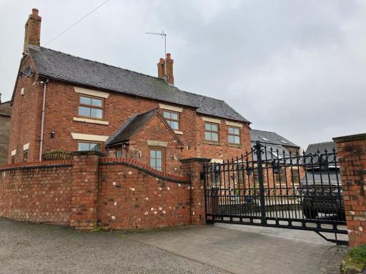 Woodbine Cottage-PART OF ALTON COTTAGES - Housity