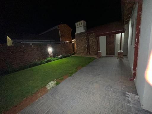 Townhouse on 6526 Boiketlo Street, Golfview - Housity