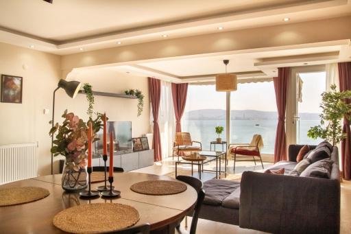 Exceptional Flat with Gorgeous Sea View in Izmir - Housity
