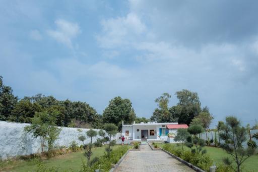 Party house near Sultanpur National Park with Pool - Housity