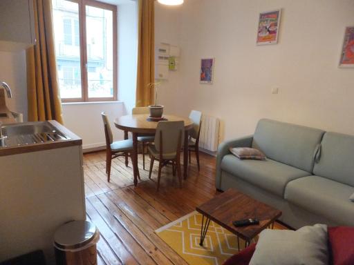 L'établisement TOIMOINOU, Hyper-centre, vue marché, proche mer 150m, lits faits à votre arrivée, serviettes de toilette, ménage, inclu, Netflix, accueil en personne - Housity