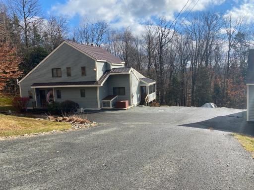 Spacious vacation home near Mt Snow - Housity