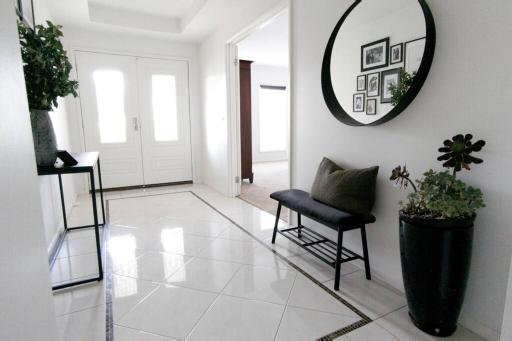 5 BR home, 2 bathroom, spacious living & spa ensuite - Housity