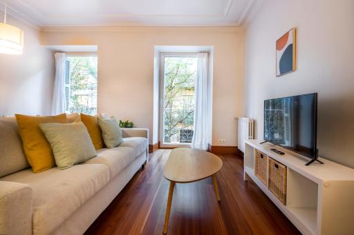 Charming Central Getaway - Housity