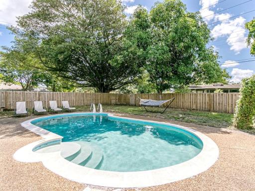 Modern Spacious 5-Bedroom Home with Pool - Housity