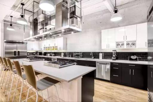 Downtown Hartford Beauty - Free Parking and Internet - Housity