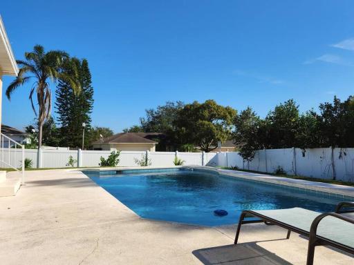 Spacious Private Family Home with Inground pool - Housity