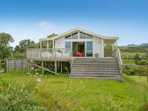 Ocean Beach Beauty - Tairua Holiday Home - Housity