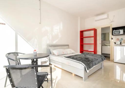 Elegant Studio in New Atlit with Garden & BBQ, 3 Min to Beach, Free Netflix - Housity