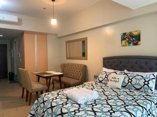 A Modern Chic Unit w/Internet at Eastwood City - Housity