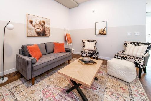 Modern Country Retreat, 5 min to DT & Rogers Place, Secure UG Parking, Long Stays, Fast WiFi - Housity