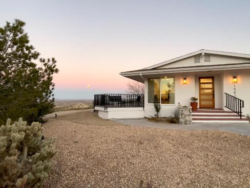 High Desert Scenic Getaway! Hot Tub, Fire Pit & BBQ Grill - Housity