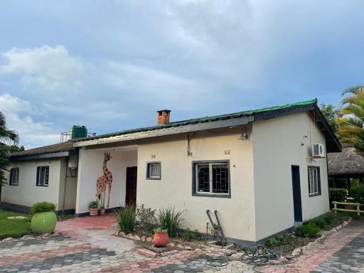 Reed Mat Lodge, Furnished Stand-alone 4 bedroomed house - Housity