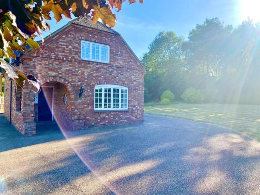 Idyllic Country Retreat with Gorgeous Views, Large Detached Cottage - Housity