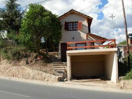 Excelente casa en alquiler en villa cura Brochero. - Housity