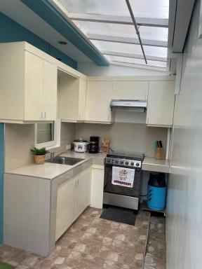 3 Bedrooms 3 Baths Victorian style Townhouse Fully Furnished - Housity