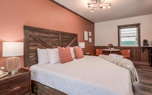 Boutique Hotel King, Queen & Kitchen Suites Easy Drive to Downtown - Housity
