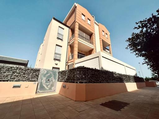 luxurious-Fully equipped & renovated-2Room Suite-Elevator-Quite area-Secure Parking - Hizvo