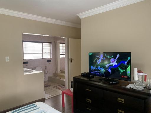 Safari Apartments -Beautiful 3 bedrooms, 10-seater dining , TV room, Garden & Pool - Housity