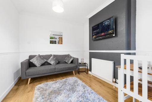 Spacious 4 Bedroom House located near NEC, BHX & HS2 - Housity