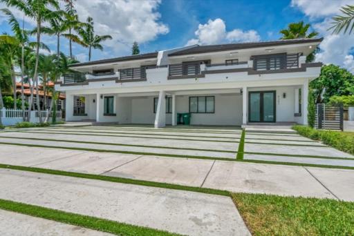 Luxe 4BD Duplex with Heated Pool, Close to Restaurants - Housity
