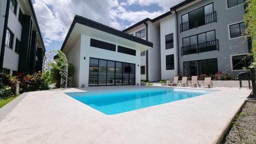 Loft conveniently located five minutes from airport - Housity