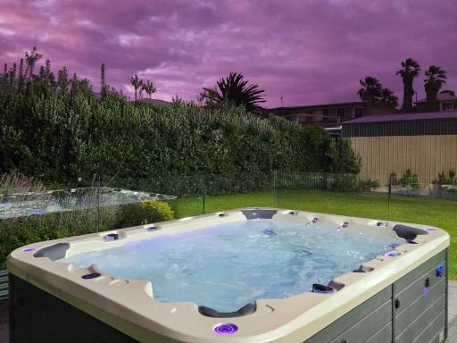Great Ness Beach House - 10 Person Spa - Pet-Friendly - Netflix - Linen included - Housity