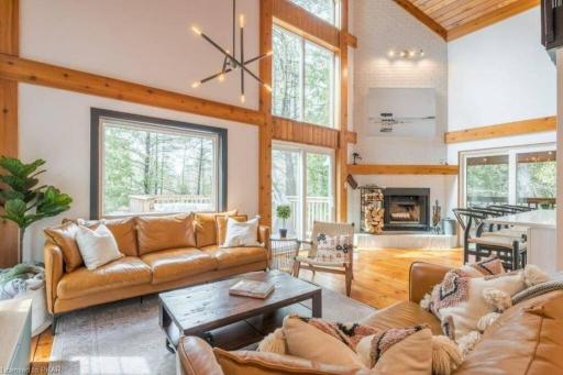 Luxurious Four Season lake front cottage in Kawarthas - Housity