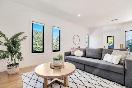Spacious modern 3 bdr home minutes from beach - Housity
