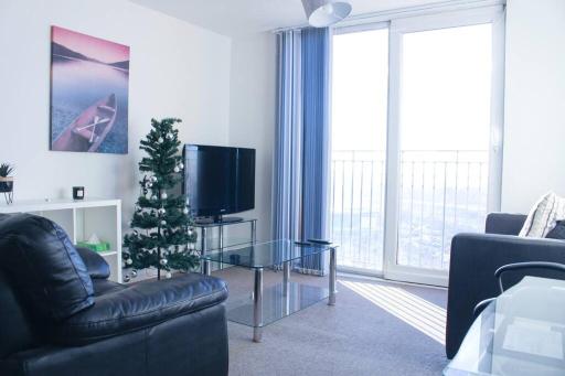 Modern 1BR apt near Etihad Stadium w parking - Housity