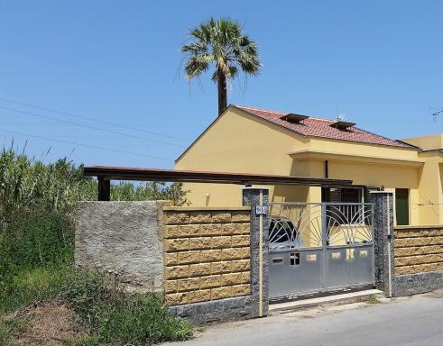 Detached house with garden - Housity